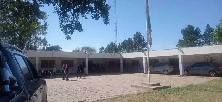 Se entregaron cajas con libros infanto - juveniles a la Escuela de Jornada Completa N°452  Dr. VALENTÍN LUCO 