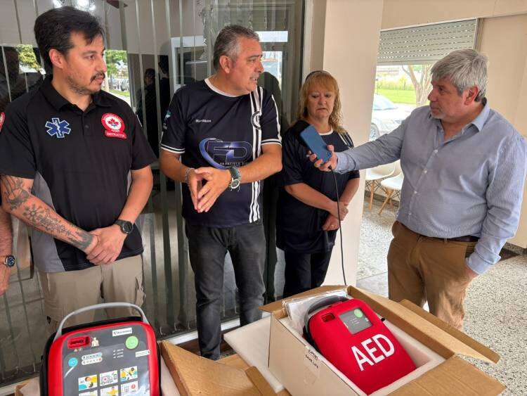 El Club El Progreso de Santa María ya cuenta con dos desfibriladores 