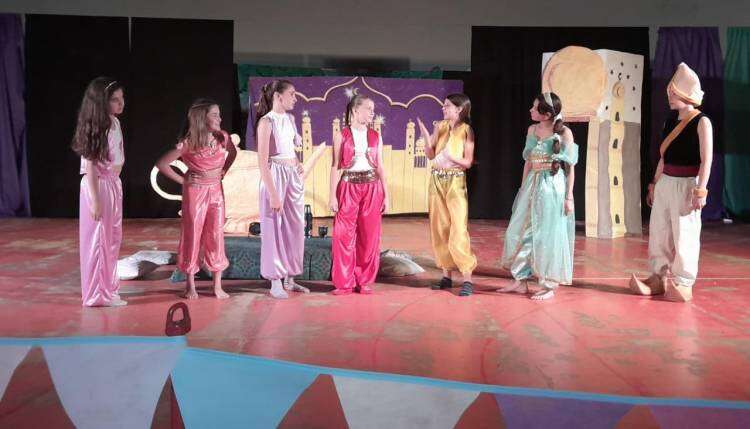 La Escuela Nº 11 realizó un imponente acto recreativo de cierre en el Polideportivo Municipal