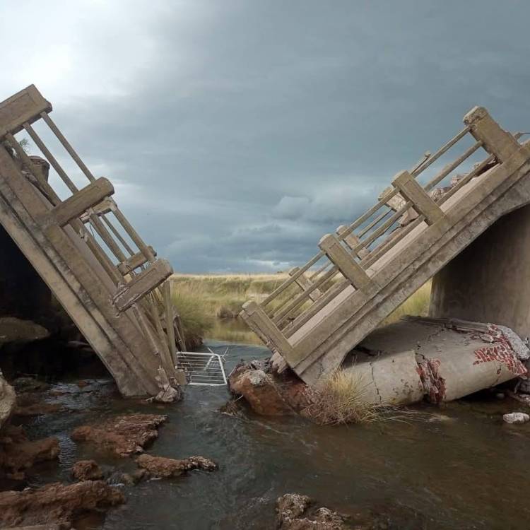 SE DERRUMBÓ EL PUENTE ENTRE ARROYO VENADO Y CARHUÉ Y LOS VECINOS QUEDARON AISLADOS