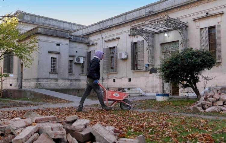 Comenzó la remodelación del ingreso por Rivas del Hospital Municipal “Doctor Raúl Caccavo”