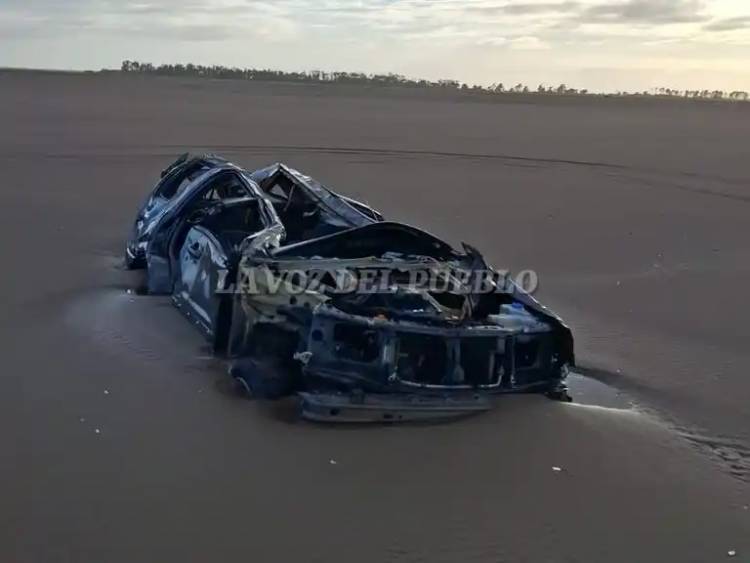 El temporal destapó la camioneta que había sido tragada por el mar en Marisol