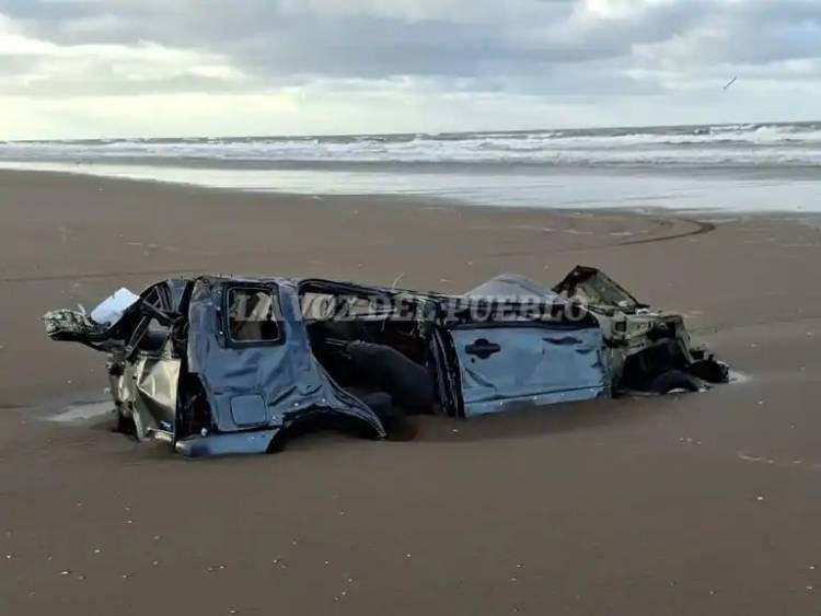 El temporal destapó la camioneta que había sido tragada por el mar en Marisol