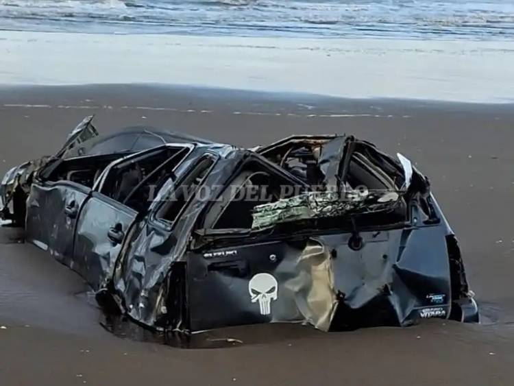 El temporal destapó la camioneta que había sido tragada por el mar en Marisol