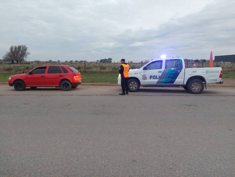 Controles policiales: secuestro de vehículos, infracciones y una aprehensión por daños en Coronel Suárez