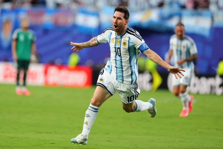 Argentina goleó a Argelia de la mano de un Messi estelar