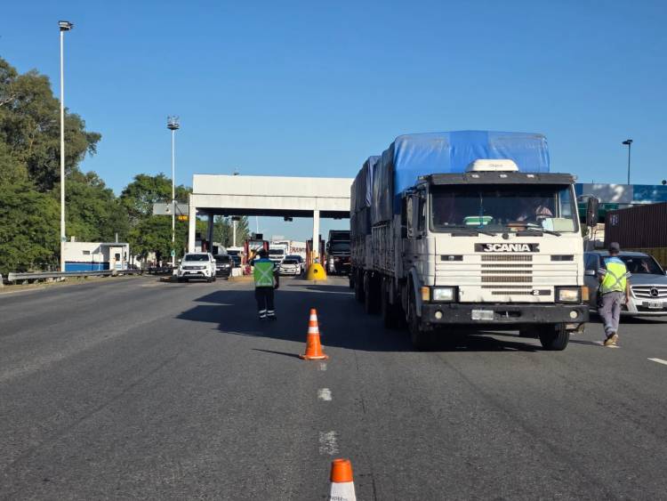 CAMIONES Y MICROS DEBERÁN RESPETAR EL CARRIL DERECHO OBLIGATORIO 