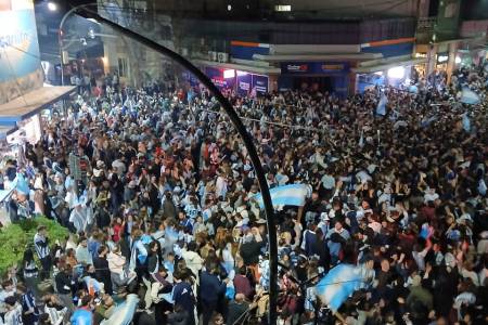 Coronel Suárez festejó el triunfo de la Selección y la clasificación a la final