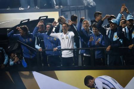La Selección volvió a la Argentina tras el subcampeonato y recibió el cariño de una multitud