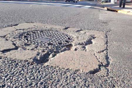 Iba en bicicleta y cayó por una rotura en el asfalto: la Justicia ordenó pagarle casi $15 millones de indemnización