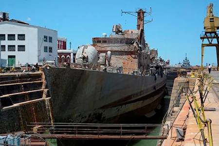 El buque que lideró la recuperación de las Malvinas podría terminar como chatarra