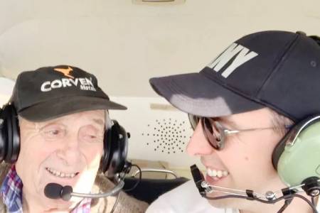 Se recibió de piloto y llevó a volar a su abuelo: ambos cumplieron sus sueños