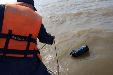 Encuentran más de 140 kilos de cocaína flotando frente a la Base Puerto Belgrano