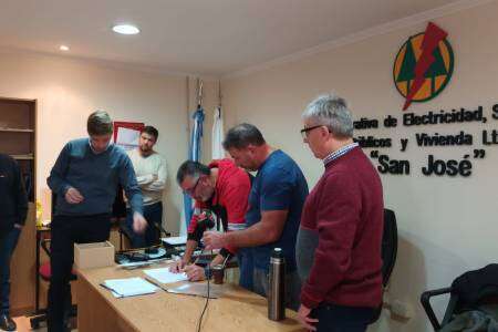Ganadores de las becas universitarias y de transporte de la Cooperativa Eléctrica San José