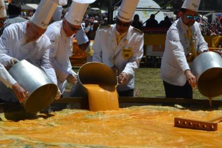 Única en Sudamérica: la Omelette Gigante de Pigüé tendrá 20 mil huevos