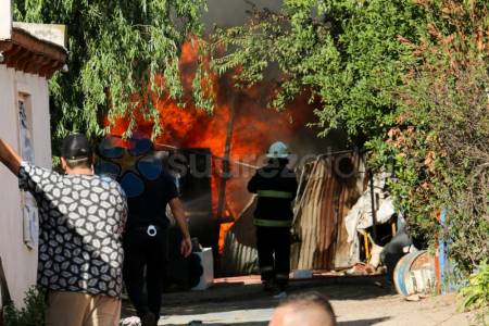 Un voraz incendio destruyó el galpón de una vivienda de Villa Belgrano