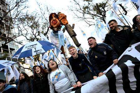 Cristina Kirchner dijo que “el modelo de Milei se cae” y arengó a la militancia: “Vamos a volver con más fuerza y unidad”