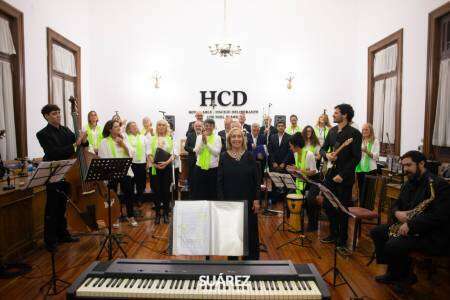 El Coro Municipal “Héctor David Long” celebró sus 55 años con un emotivo concierto en el Honorable Concejo Deliberante