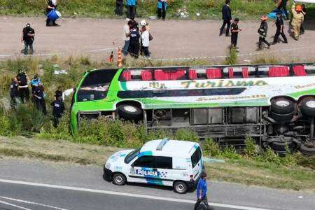 Volcó un micro que viajaba a Mar del Plata para un acto que iba a cerrar Kicillof: dos muertos y múltiples heridos