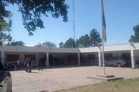 Se entregaron cajas con libros infanto - juveniles a la Escuela de Jornada Completa N°452  Dr. VALENTÍN LUCO 