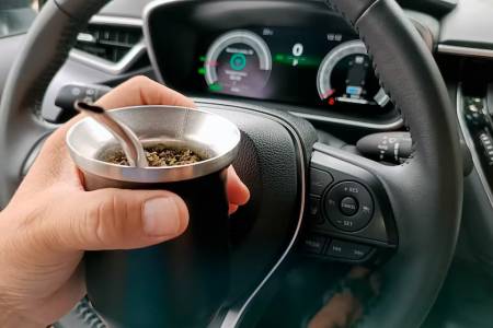 Una provincia multará con $500.000 a quienes conduzcan un auto tomando mate: qué dice la Ley de tránsito