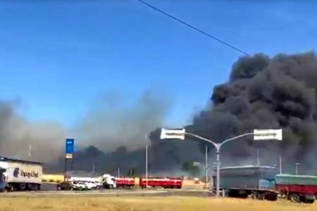 Calles y accesos cortados al tránsito por el incendio en la Ruta 51