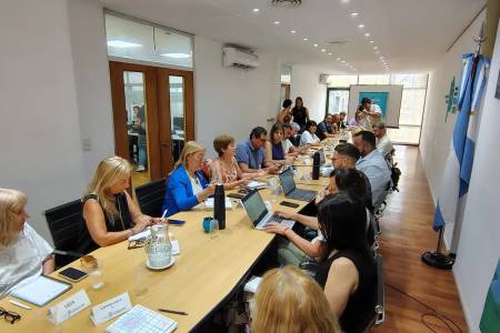 Provincia ofertó un 9% en tres cuotas: estatales ya aceptaron y los docentes están a un paso del acuerdo
