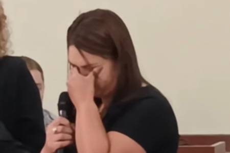LA EMOCIÓN DE LA MADRE DE PILAR Y DELFINA HECKER DURANTE EL RECONOCIMIENTO DE CIUDADANO ILUSTRE A RUBEN ZALAZAR