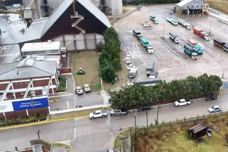 Quequén: un hombre murió aplastado por su propio camión en una planta de silos