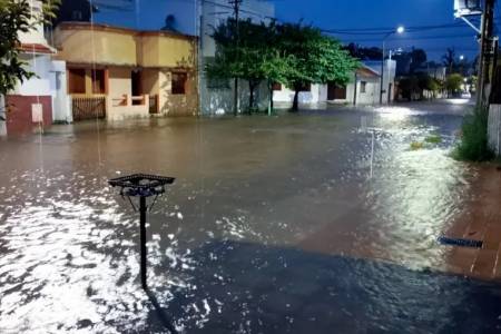 Olavarría: un temporal dejó casas inundadas y calles anegadas en la ciudad