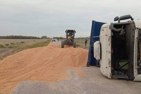 Murió un camionero al volcar con su camión en Ruta 85