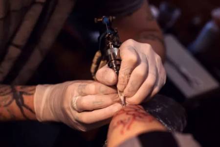Informe especial: Tatuajes. Emergieron como una moda, pero no están exentos de riesgos