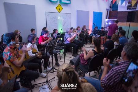 Una peña sinfónica marca el debut de jóvenes estudiantes suarenses