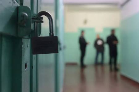 Violaba a su hijastra en cementerios de Coronel Suárez