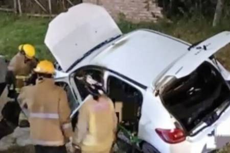 Explotó un celular al ser cargado en el auto y causó un choque en la ruta