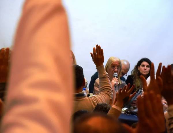 Docentes y estatales aceptaron la oferta salarial de 7% en dos tramos