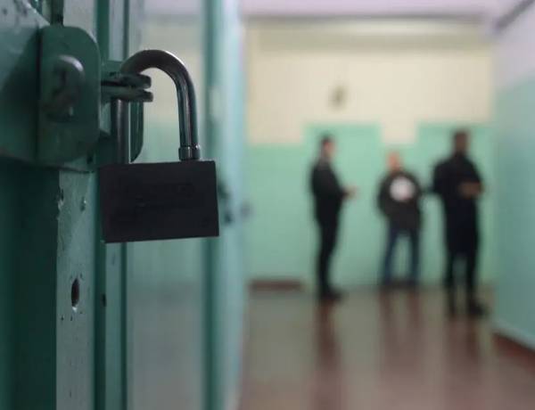 Violaba a su hijastra en cementerios de Coronel Suárez