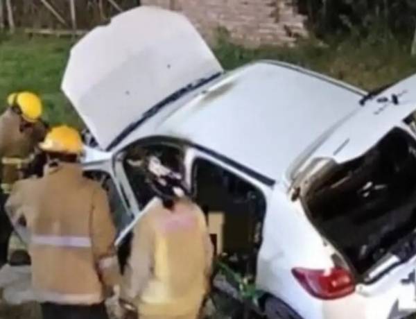 Explotó un celular al ser cargado en el auto y causó un choque en la ruta