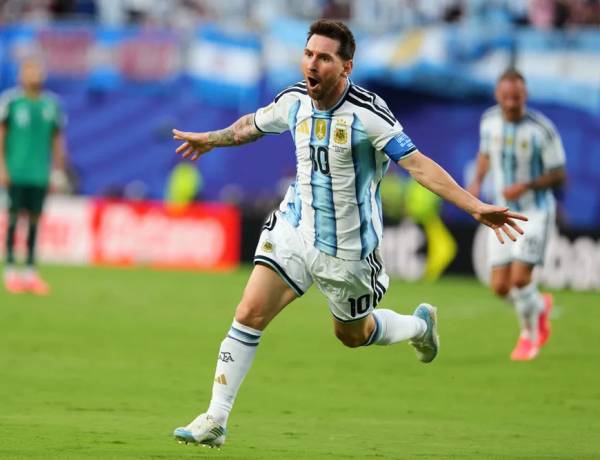Argentina goleó a Argelia de la mano de un Messi estelar