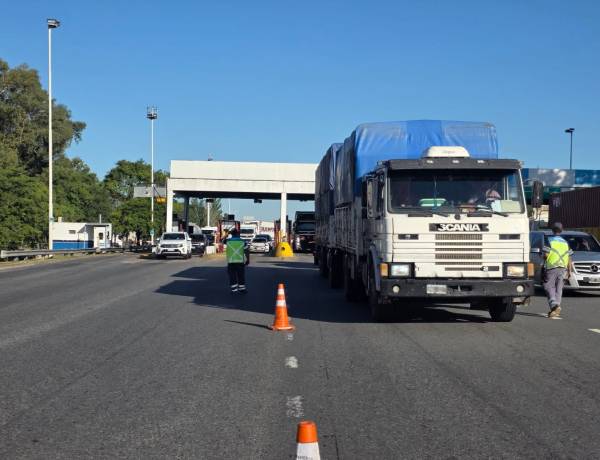 CAMIONES Y MICROS DEBERÁN RESPETAR EL CARRIL DERECHO OBLIGATORIO 