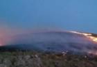Bomberos de varios distritos trabajan en un incendio en los cerros de La Blanqueada