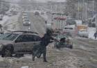 Camiones varados y cortes de luz: los trastornos que deja la nieve en Bariloche