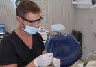 Un odontólogo argentino creó un gel removedor de caries que no necesita torno