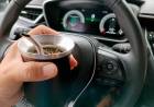 Una provincia multará con $500.000 a quienes conduzcan un auto tomando mate: qué dice la Ley de tránsito