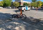 Una mujer fue traslada al hospital luego de chocar su bicicleta con una camioneta